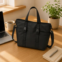 Sac cabas nylon imperméable noir posé sur un bureau avec ordinateur portable