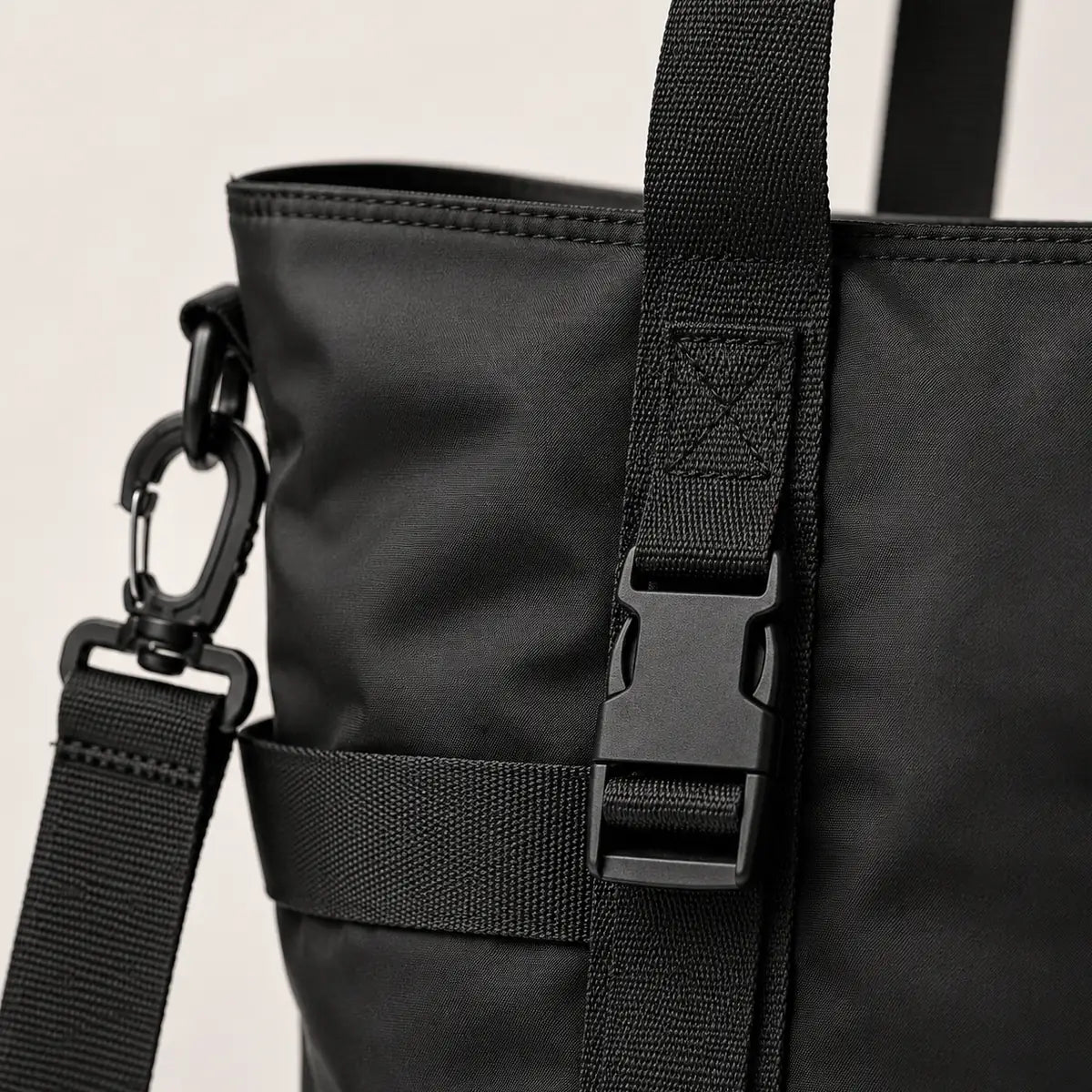 Détail de la quincaillerie et des sangles du sac cabas nylon imperméable ordinateur