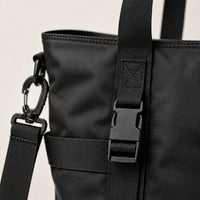 Détail de la quincaillerie et des sangles du sac cabas nylon imperméable ordinateur
