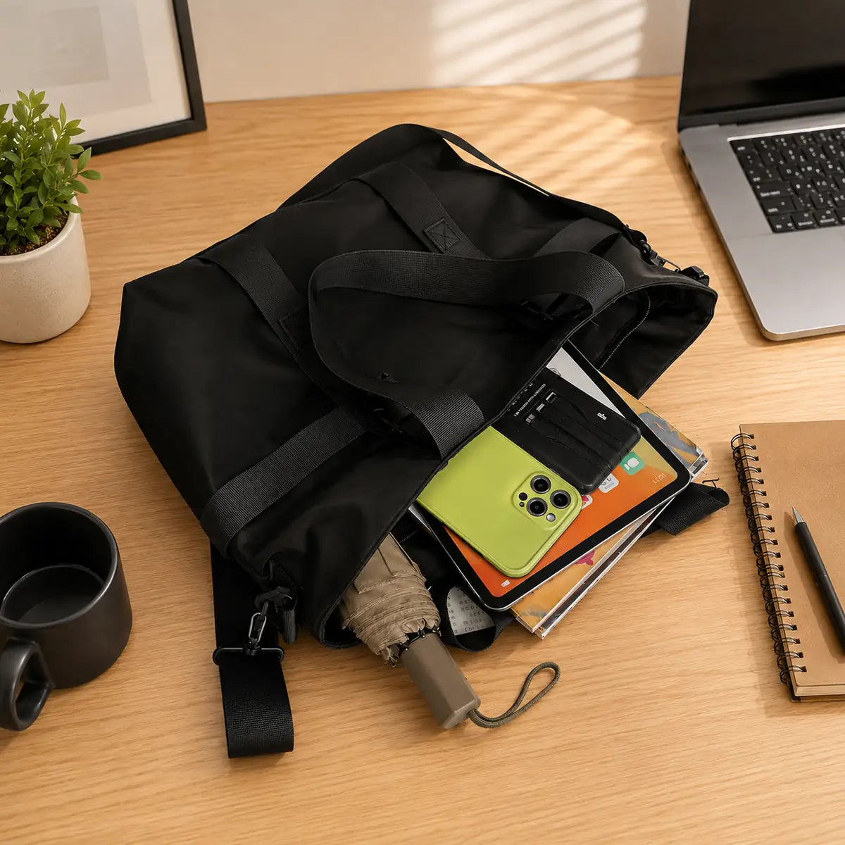 Intérieur du sac cabas nylon imperméable avec compartiment ordinateur et poches