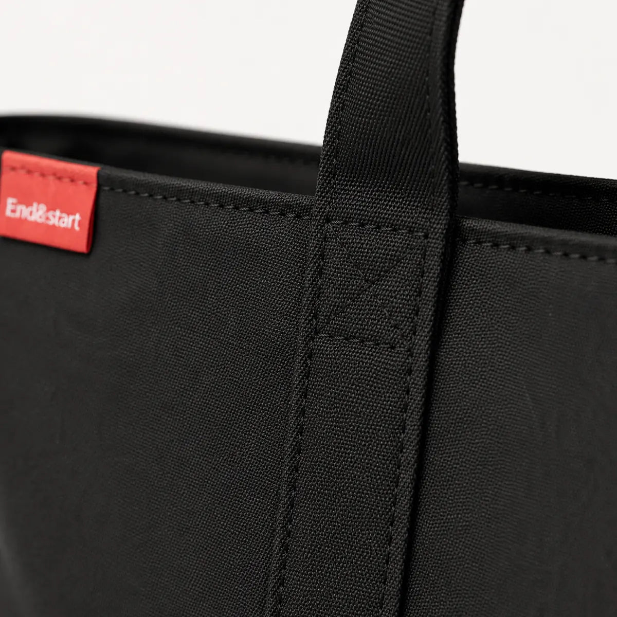 Détail de la couture et de l'attache d'anse du sac cabas oxford grand format