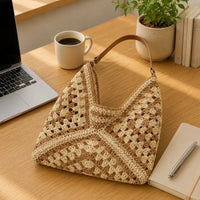 sac cabas paille ajouré posé sur un bureau