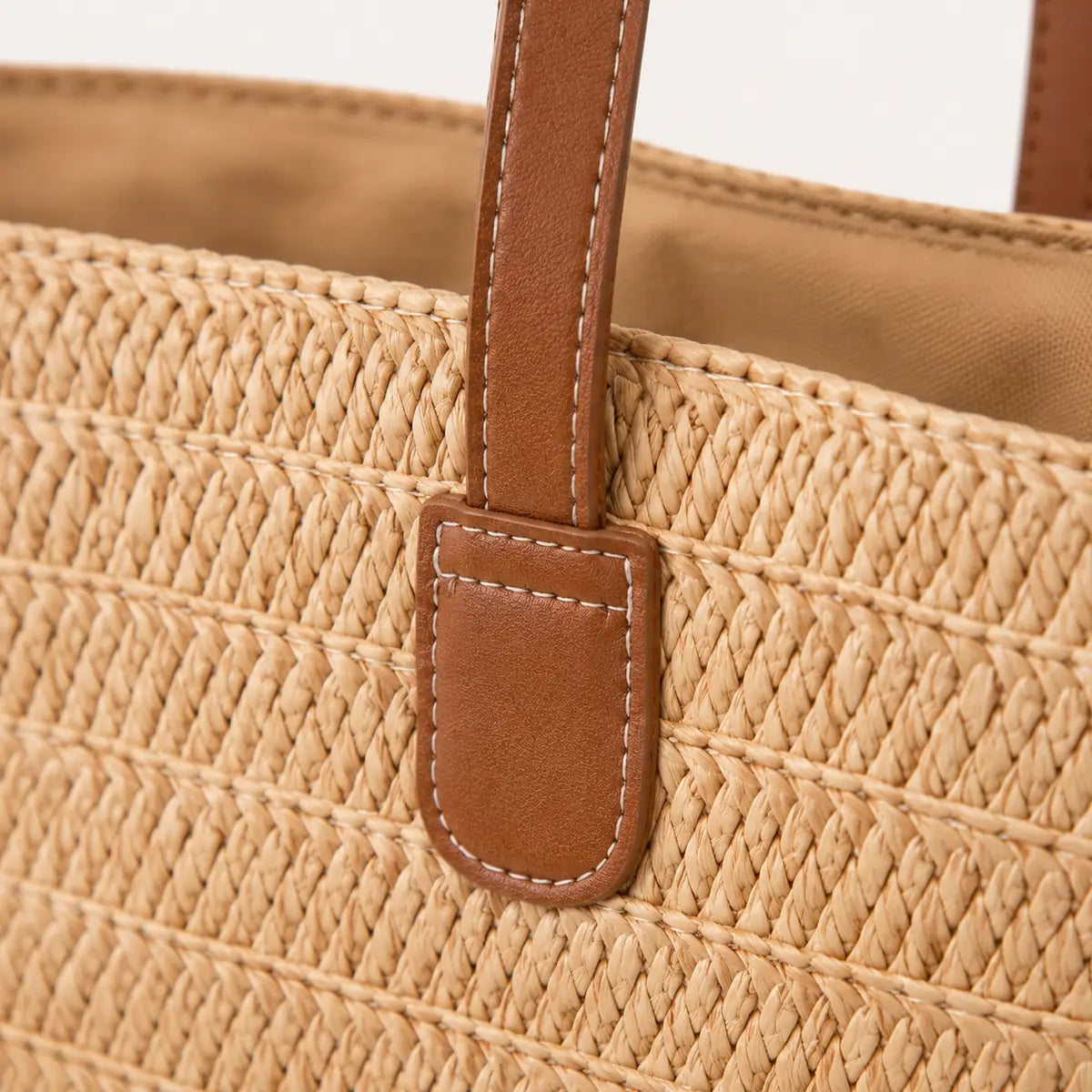 zoom sur la anse du sac cabas panier en paille