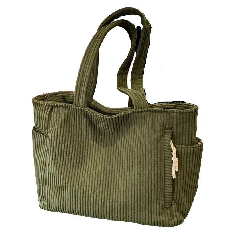 sac vert sur fond blanc