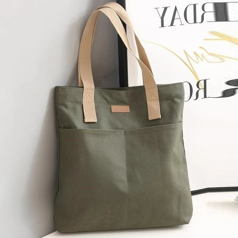 Sac cabas en toile bicolore vert — posé sur meuble