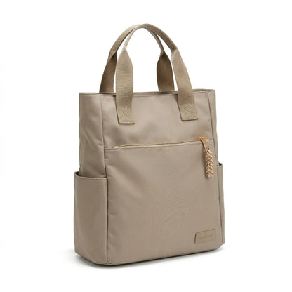 sac beige sur fond blanc