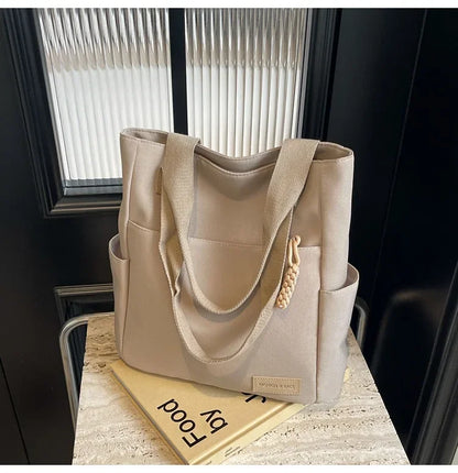 sac beige sur meuble