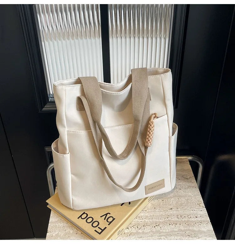 sac blanc sur meuble