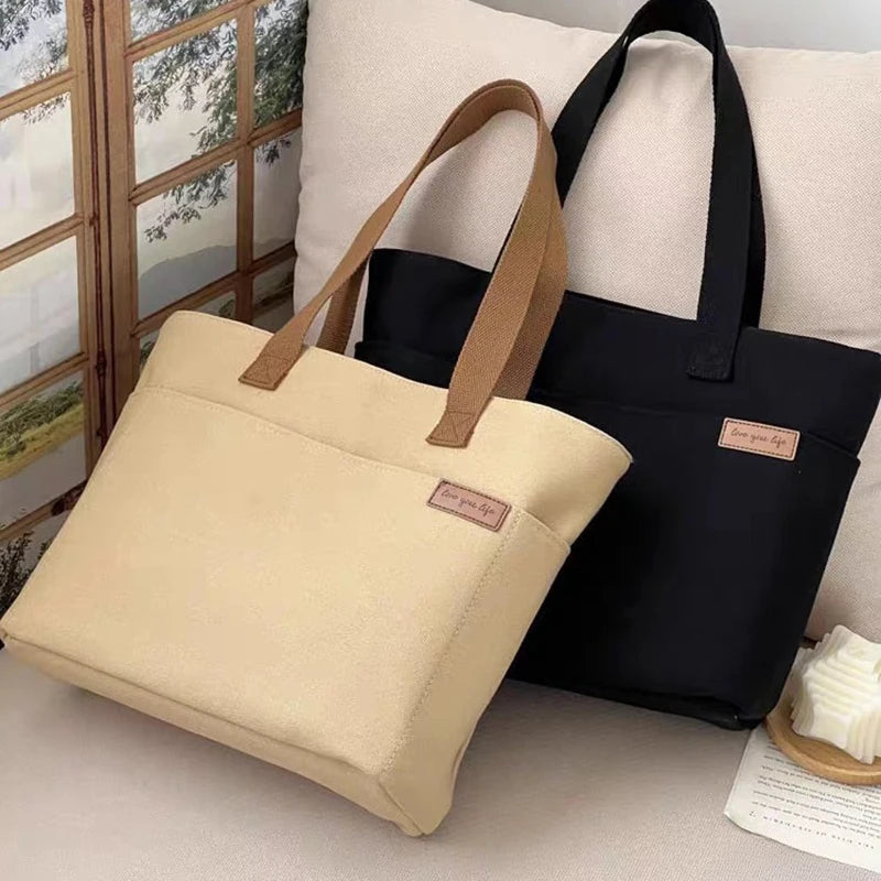 Sac cabas en toile minimaliste kaki et noir — vue comparative sur meuble