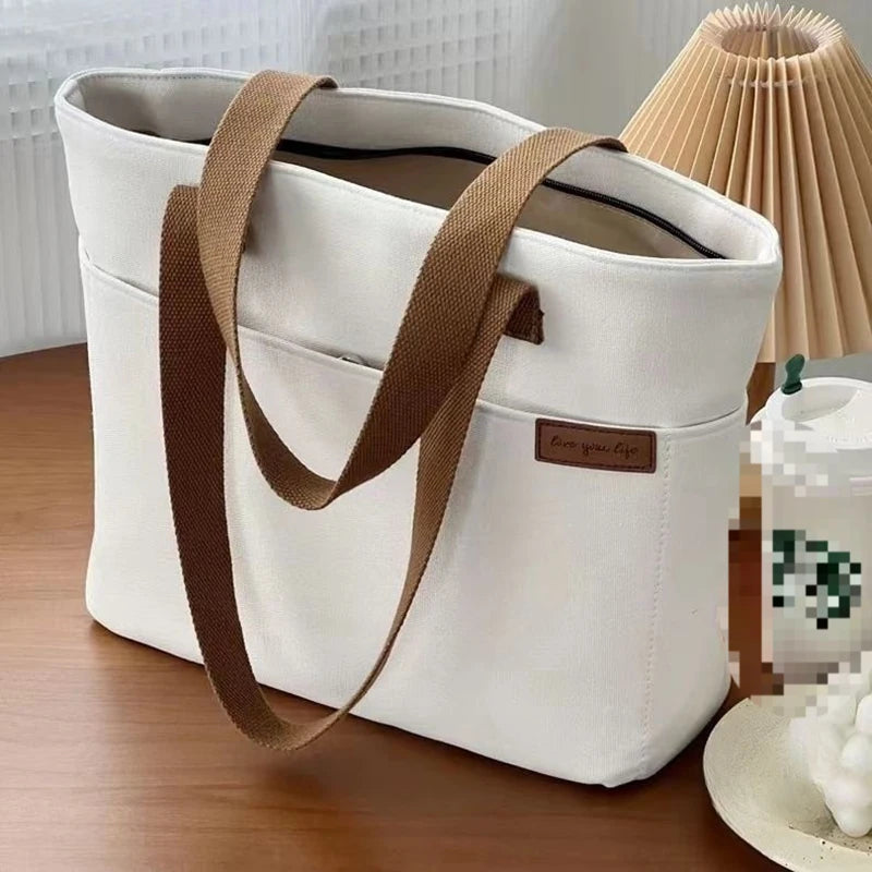Sac cabas en toile minimaliste blanc — posé sur meuble