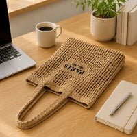 sac cabas tressé paris posé sur un bureau
