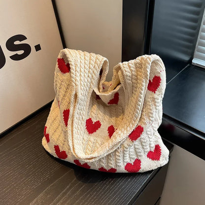 Sac cabas cœur en tricot blanc — posé sur meuble
