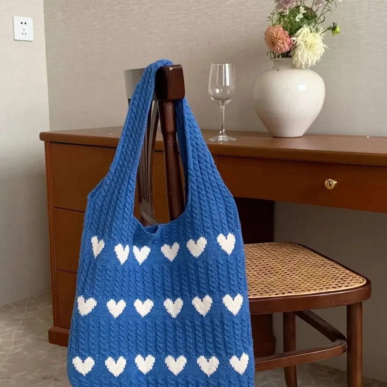 Sac cabas cœur en tricot bleu — accroché sur crochet