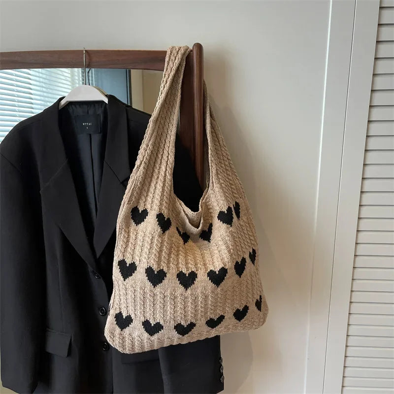 Sac cabas cœur en tricot kaki — accroché sur crochet