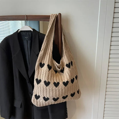 Sac cabas cœur en tricot kaki — accroché sur crochet