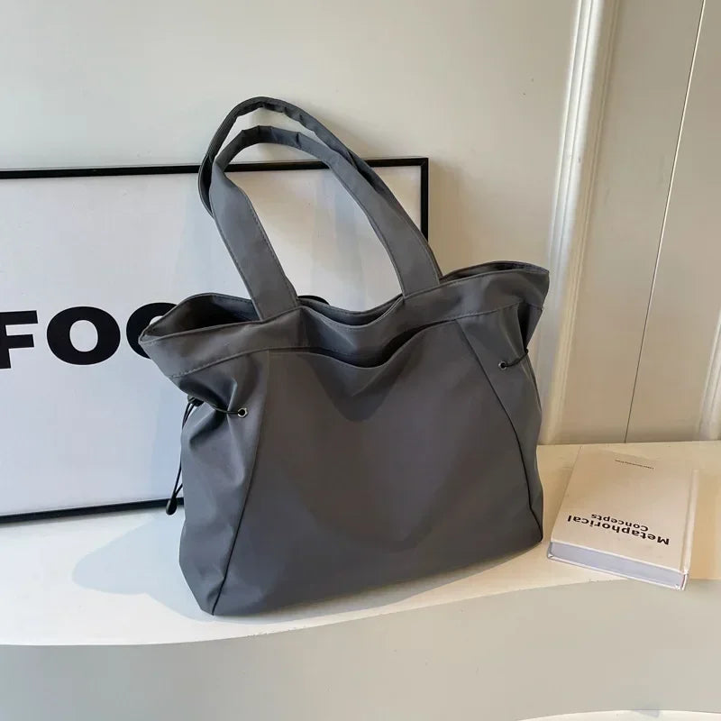 sac cabas anthracite sur meuble
