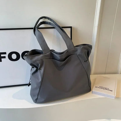 sac cabas anthracite sur meuble