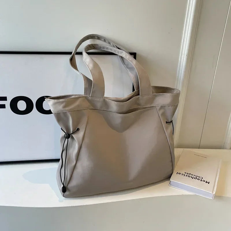 sac cabas gris sur meuble