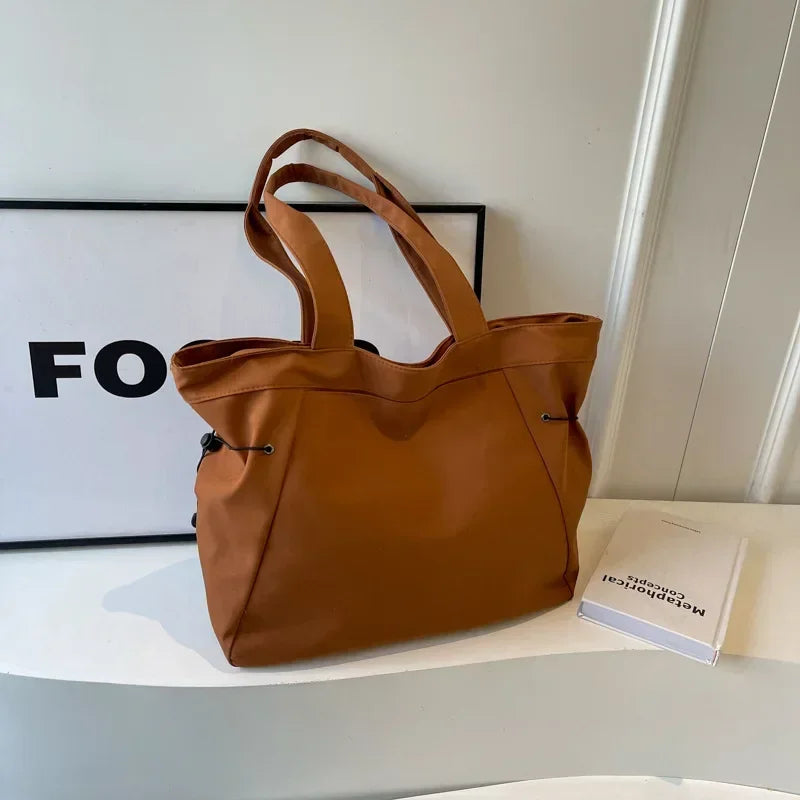 sac cabas marron sur meuble