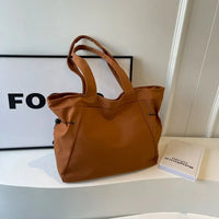 sac cabas marron sur meuble
