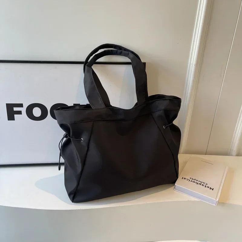 sac cabas noir sur meuble