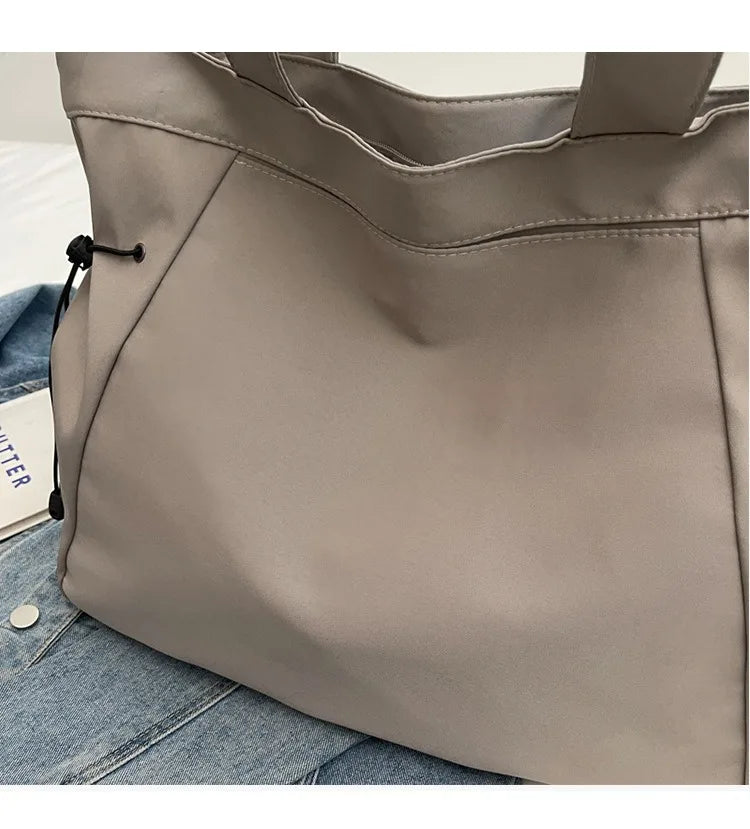 Sac cabas urbain grand format — vue d’ensemble en situation