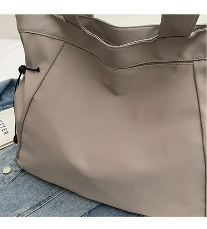 Sac cabas urbain grand format — vue d’ensemble en situation