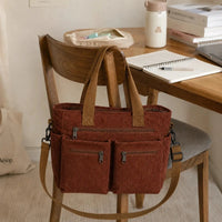 Sac cabas en velours large marron — vue de face accroché à une chaise