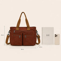 Sac cabas en velours large marron — vue de face sur fond blanc comparé à d'autres objets du quotidien