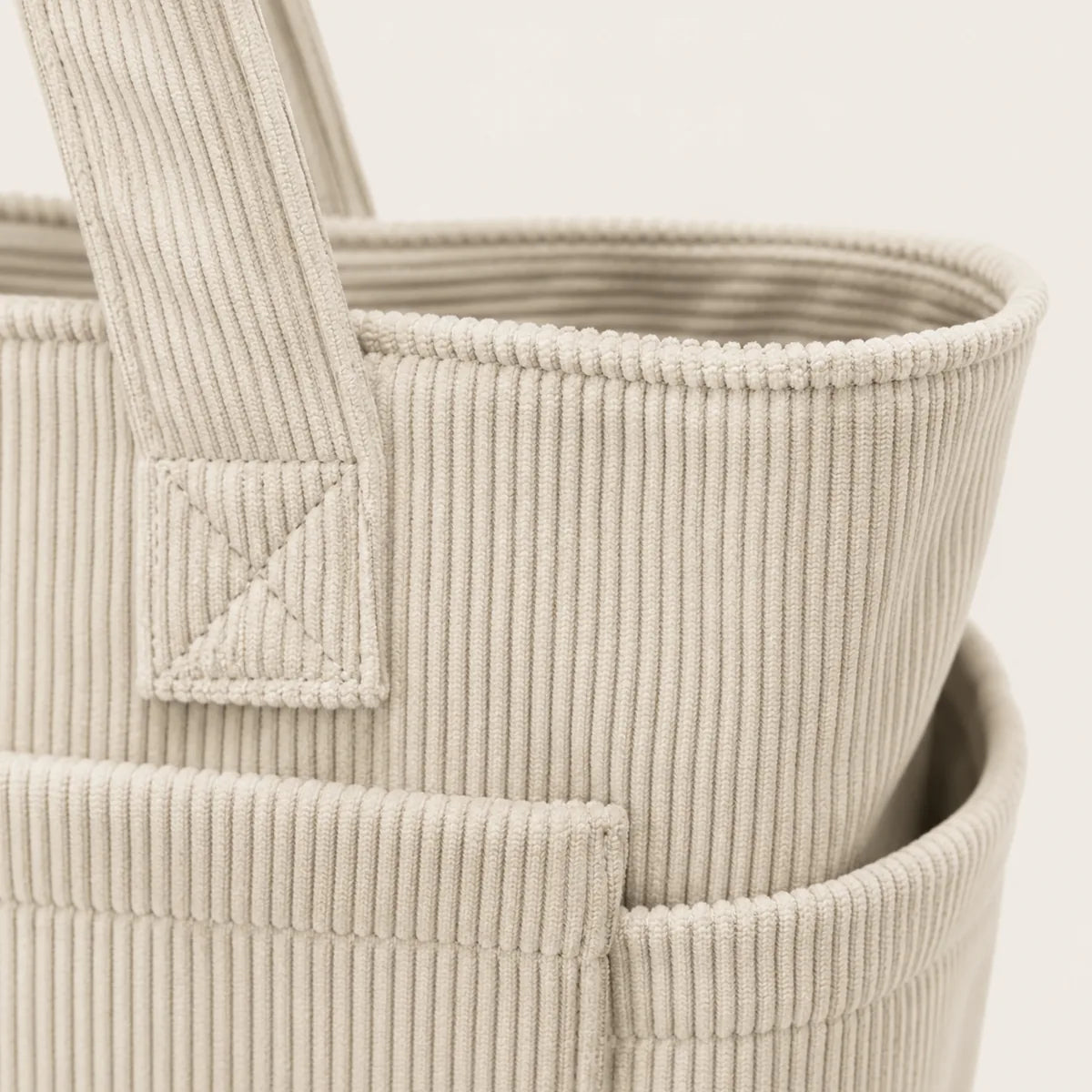 zoom sur les détails du sac cabas velours cotele raye