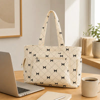 sac cabas velours noeud sur un bureau