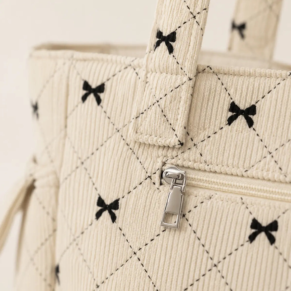 zoom sur les détails du sac cabas velours noeud