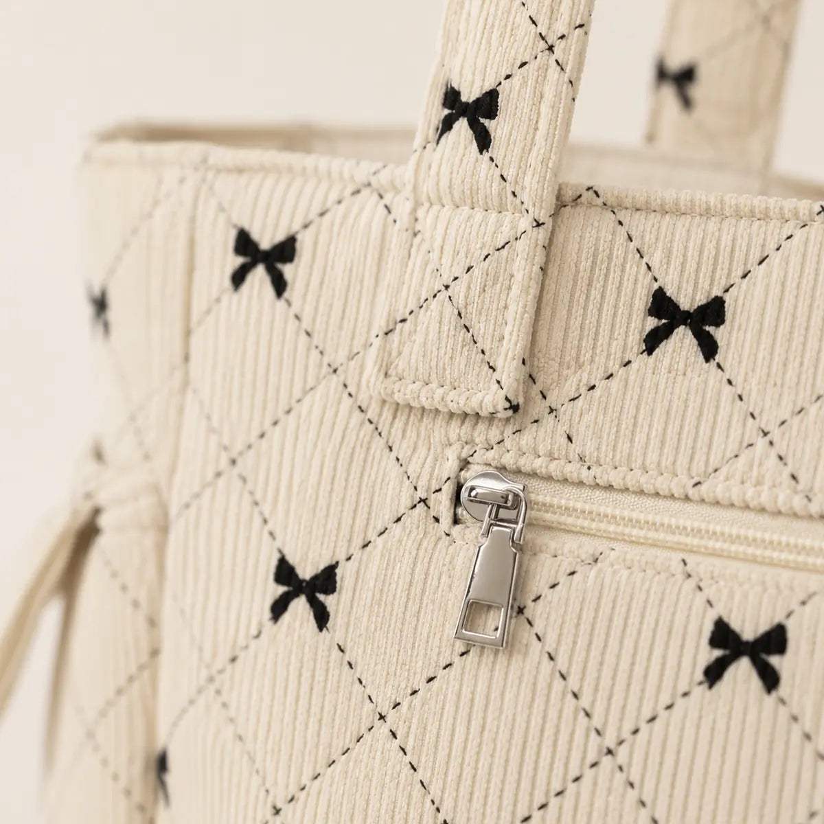 zoom sur les détails du sac cabas velours noeud
