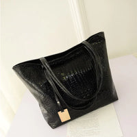 Sac cabas brillant crocodile noir — vue de profil en situation