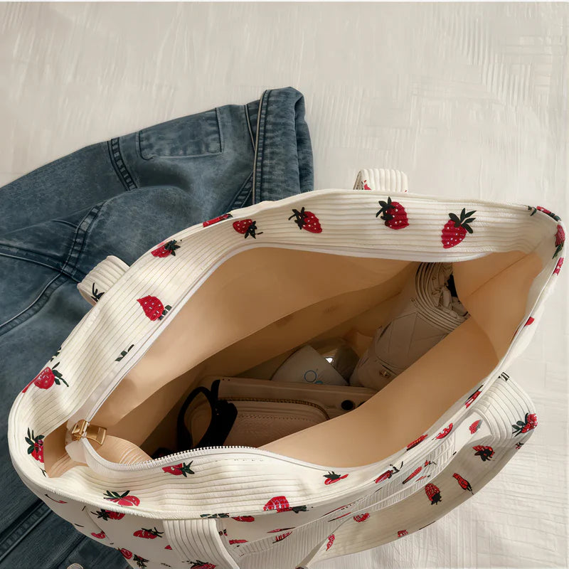 Sac cabas velours motif fraise — vue d’ensemble en situation