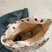Sac cabas velours motif fraise — vue d’ensemble en situation