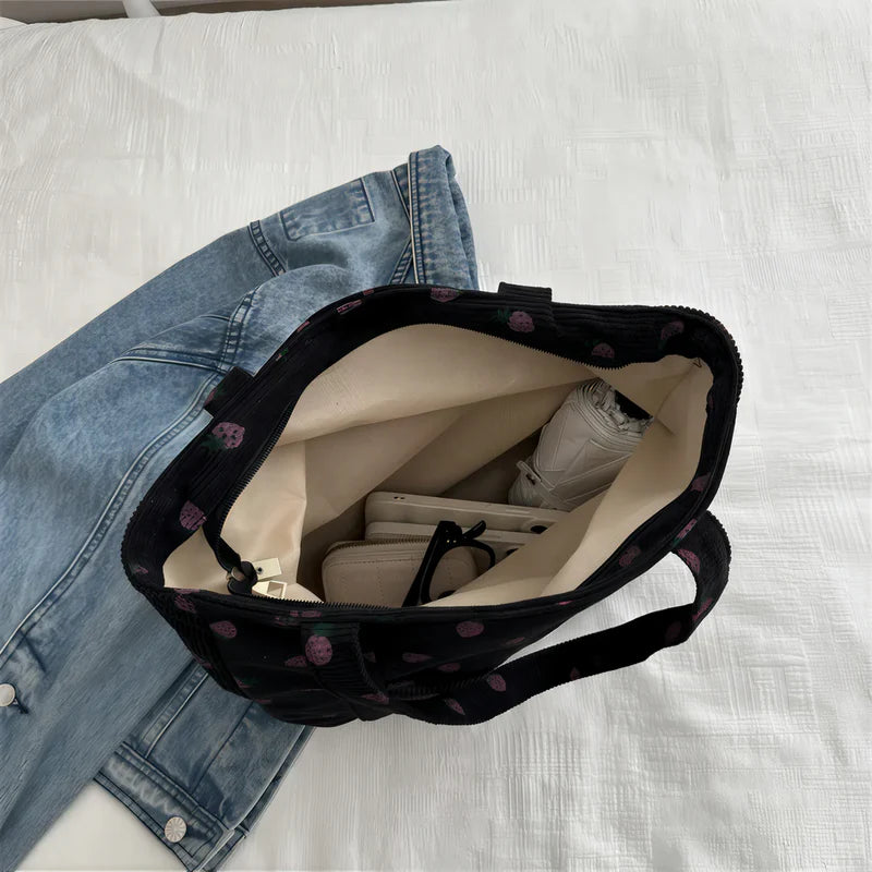 Sac cabas velours motif fraise — détail motif cotélé